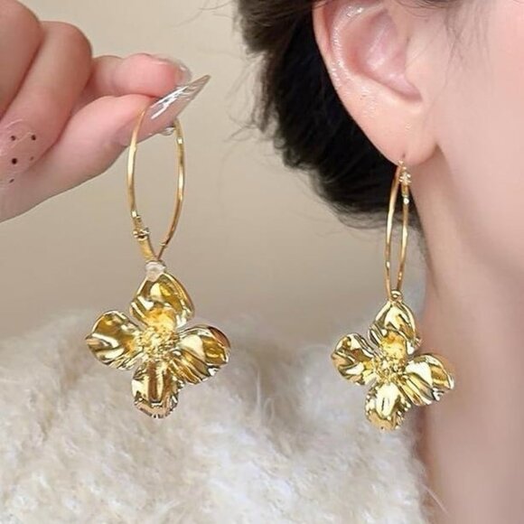 Jewelry - Gold Large Circle Flower Earrings